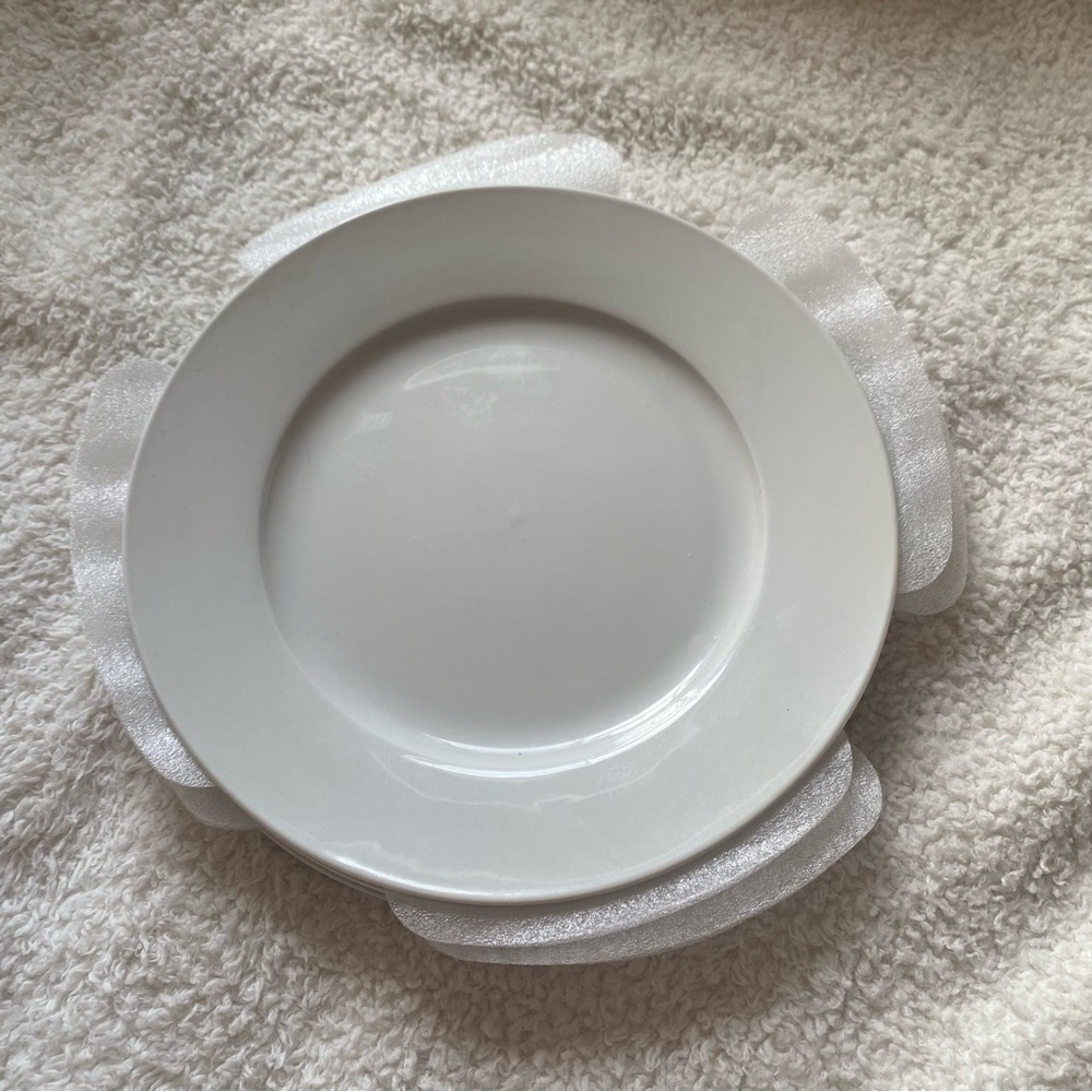 Our Table glass plates in simply white | Bed Bath and Beyond